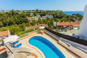 uma vista aérea de um resort com uma piscina em Villa Lidia em Cala Galdana