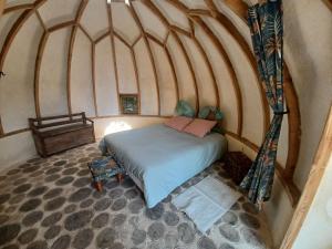 ein Schlafzimmer in einer Kuppel mit einem Bett darin in der Unterkunft SARL Verrerie Royale in Saint-Rémy-du-Plein