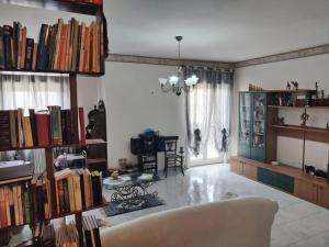 uma sala cheia de livros em Perle Rare di Sicilia em Sortino
