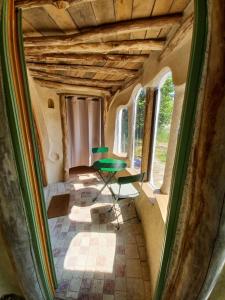 Zimmer mit Blick auf einen Tisch und Fenster in der Unterkunft SARL Verrerie Royale in Saint-Rémy-du-Plein