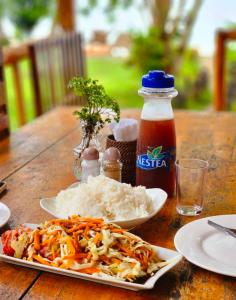un piatto di riso e un piatto di cibo su un tavolo di Sunset Colors a San Vicente