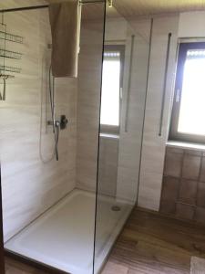 eine Dusche mit Glastür im Bad in der Unterkunft Haus Aigner in Piding