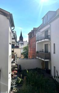 uitzicht op een steeg tussen twee gebouwen bij Wohnung mit Loggia und Stellplatz am Wenigemarkt in Erfurt