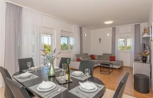 Ruang duduk di Beautiful Home In Kaocine With Kitchen