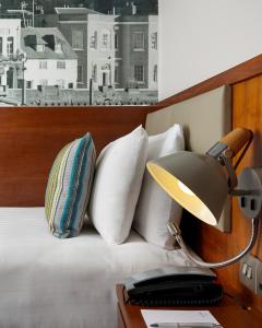 Postel nebo postele na pokoji v ubytování Seraphine Hammersmith Hotel