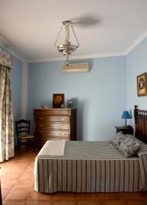- une chambre avec un lit et un ventilateur de plafond dans l'établissement 3 bedrooms house with city view balcony and wifi at Sevilla Penaflor, à Peñaflor