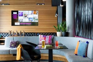 TV a/nebo společenská místnost v ubytování Moxy Frankfurt Eschborn + 21 fotografií