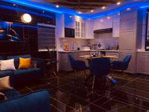 Kuchyň nebo kuchyňský kout v ubytování Azure Gold Apartment