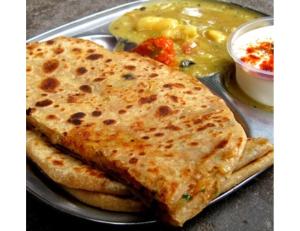 een bord eten met naanbrood en een kom soep bij Hotel Royal Rameez, Srinagar in Srinagar