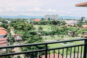 uma vista para a cidade a partir de uma varanda em The Varmas 2BR Condo Matina Enclaves em Davao