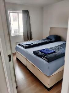2 camas en una habitación pequeña con ventana en FeelHome Vestregata 3rd floor South, en Tromsø