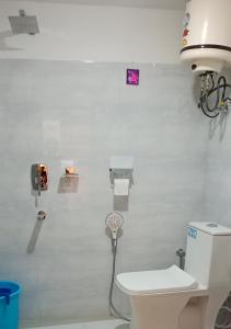 ein Bad mit einem WC und einem Ventilator an der Wand in der Unterkunft Sukoon Turtuk Home Stay in Turtok