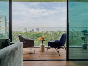 sala de estar con vistas a la ciudad en Luxury Living: Spectacular Views & Modern Elegance en Bucarest