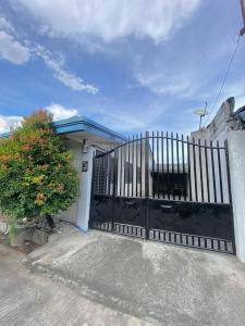 um portão preto em frente a uma casa em AB Yam Staycation Gensan near Venue88 em General Santos