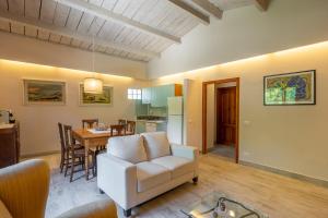 Una sala de estar con un sofá blanco y una mesa. en Agriturismo Valleverde, en San Giovanni Valdarno
