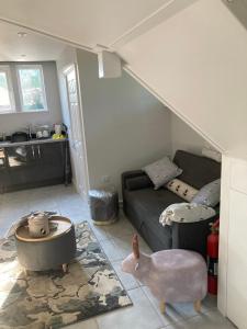 ein Wohnzimmer mit Sofa und Tisch in der Unterkunft Raglans in Swindon