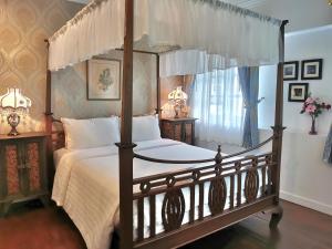 Tempat tidur dalam kamar di Chiangmai Singharat Road Villa