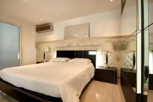 una camera con un grande letto bianco e un camino di Old Mint No2 a La Valletta