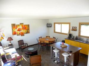 cocina y comedor con mesa y sillas en Maison de 3 chambres a Penmarch a 500 m de la plage avec jardin clos et wifi, en Penmarch