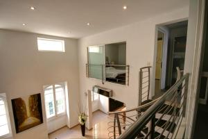 Habitación con escalera y escalera. en Old Mint No2 en La Valeta