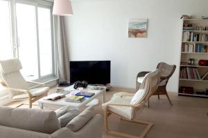 科克賽德－巴德的住宿－2 bedrooms apartement with balcony and wifi at Koksijde，客厅配有白色的沙发和椅子