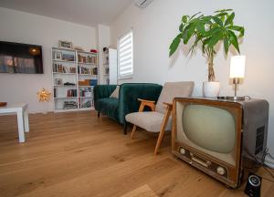 a living room with an old television and a couch at Apartment Nikola in Kastel Novi