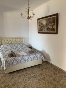 una camera con un letto e una foto appesa al muro di Mani Castle Houses a Mína