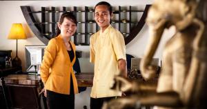 Ein Mann und eine Frau stehen in einem Zimmer in der Unterkunft Navutu Dreams Resort & Wellness Retreat in Siem Reap