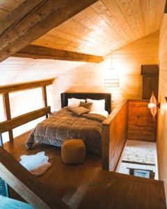 a bedroom with a bed in a wooden cabin at Appartement cosy in Sahorre