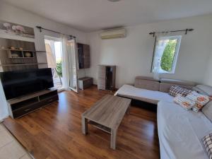 Apartments Manuel في راب: غرفة معيشة مع أريكة وطاولة
