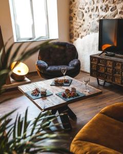 un soggiorno con tavolino e sedia di Appartement cosy a Sahorre Altre 23 foto