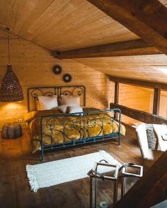 una camera da letto con un letto in una stanza di legno di Appartement cosy a Sahorre