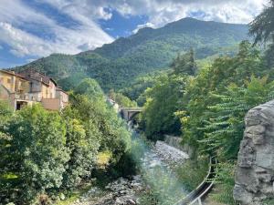 a view of a river with a bridge and mountains at Appartement cosy in Sahorre