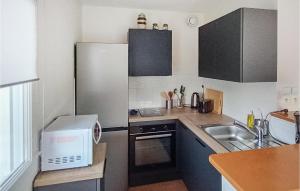 Kuchyň nebo kuchyňský kout v ubytování Gorgeous Apartment In Carantec With Wifi