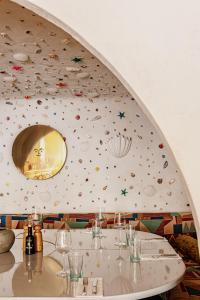 une salle à manger avec un mur d'escalade dans l'établissement Montesol Experimental Ibiza, à Ibiza