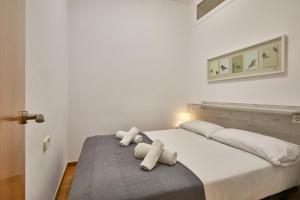 1 dormitorio con 1 cama con toallas en BBarcelona Sagrada Familia Terrace Flat, en Barcelona