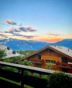 ein Haus mit Bergblick in der Unterkunft Window on Crans Montana, Appartement avec vue sur les Alpes in Crans-Montana