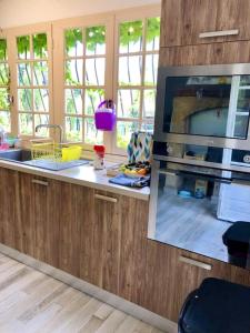 Η κουζίνα ή μικρή κουζίνα στο Villa avec piscine à Saze