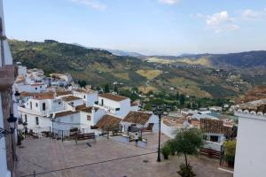 - une vue sur une ville avec des bâtiments blancs et des montagnes dans l'établissement 2 bedrooms appartement at Casarabonela, à Casarabonela