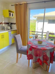 una cocina con mesa y mantel. en Studio avec terrasse amenagee et wifi a Le Vauclin a 3 km de la plage, en Le Vauclin