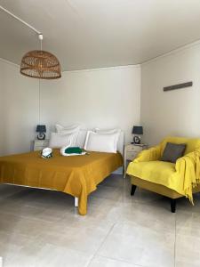 1 dormitorio con 2 camas y manta amarilla en Studio avec terrasse amenagee et wifi a Le Vauclin a 3 km de la plage, en Le Vauclin