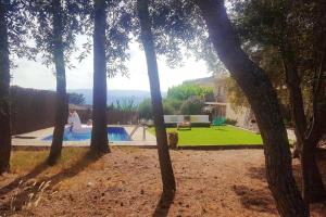 una casa con piscina en un patio con árboles en 4 bedrooms villa with private pool furnished terrace and wifi at El Vendrell 6 km away from the beach, en El Vendrell