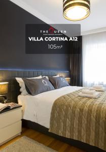 een slaapkamer met een bed en een bord dat villa cortina air leest bij The Queen Luxury Apartments - Villa Cortina in Luxemburg
