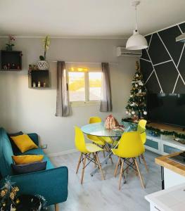 Sala de estar con mesa y árbol de Navidad en Attico Elena - Catania, en Catania