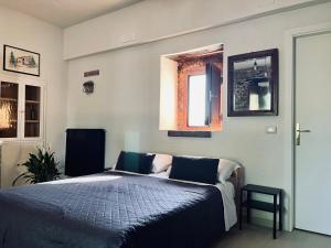 um quarto com uma cama e uma janela em Bombrelais em Apice