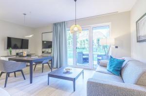 a living room with a couch and a table at Zwei Wasser - Strandhaus Alte Seefahrtschule in Wustrow