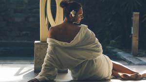 辛加東卡的住宿－洲際斐濟高爾夫度假村及Spa酒店，坐在柱子旁边的地面上的女人