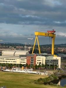 una grande gru gialla in cima a un edificio di James Clow Bed & Breakfast a Belfast