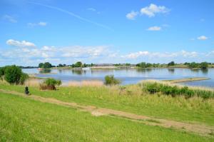 Blick auf einen Fluss mit einer Person, die Fahrrad fährt in der Unterkunft Casa53N in Seevetal