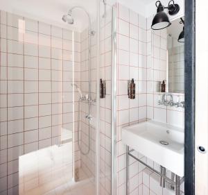 W łazience znajduje się prysznic i umywalka. w obiekcie Deskopolitan House w Paryżu